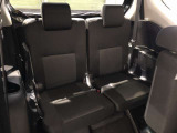 サードシートです。荷物が思ったより多くなった時や、大人数のドライブなど様々なシーンで対応が来ます。片方を畳んで荷物を載せたり、シートアレンジも自由自在。