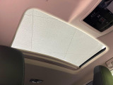 【サンルーフ】開放感たっぷりの希少装備、サンルーフが装着されています!車内に明かりを取り入れたり景色を楽しむ以外にも、車内の空気も簡単に換気できて快適です!