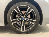 BMWの純正アロイホイールは軽量かつ強度にも優れているホイールで走行性能を引き上げる設計になっております。足元にもBMWは妥協がなくこだわっている個所になります。