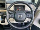 ハンドル左側にはオーディオ操作が出来るオーディオリモートコントロールスイッチ、右側にはHonda SENSINGとオートクルーズコントロールのスイッチを装備!長距離運転や高速道路の運転では大活躍です!