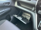 車検証などが収納できるグローブボックスも完備!