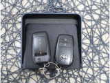【付属品】キーをバッグやポケットに入れたままでもドアロックの開閉が出来るほか、プッシュボタンでエンジン始動が可能です。