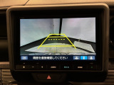 リバースギアに入れるだけで後方の表示へ切り替わります。夜間や雨の日の駐車も楽になりますよ。