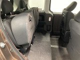 後席座面を格納するとスペースが広がり荷室として使用したり、お子様のお着換えもしやすくなります。