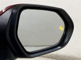 ウィンカーミラーにはBSM(ブラインドスポットモニター)を搭載。隣を走る車両が死角に入るとLEDインジゲーターを点灯。また、ウィンカーを出すとインジゲーターも光って点滅!注意を促してくれます。