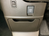 アクセサリーソケットはUSBのアダプターなどをつければ、スマホの充電にも使えます。周辺には物が置けるボックスがついています。