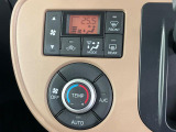 【オートエアコン】一度お好みの温度に設定すれば、車内の温度を検知し風量や温度を自動で調整。暑い&hellip;寒い&hellip;と何度もスイッチ操作をする必要はありません。快適な車内空間には必須の機能ですね♪