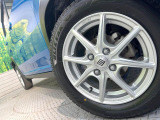 【14インチアルミホイール】外観にマッチしたアルミホイールを装着しております。各種アルミホイールや、スタッドレスタイヤも取扱いしております。是非ご相談ください♪