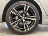 BMWの純正アロイホイールは軽量かつ強度にも優れているホイールで走行性能を引き上げる設計になっております。足元にもBMWは妥協がなくこだわっている個所になります。
