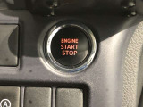 エンジンスタートスイッチです。キーが車内にあれば、エンジンの始動や停止はスイッチを押すだけ!キーを取り出す手間を省き、ワンプッシュで操作できるので簡単でスムーズです。