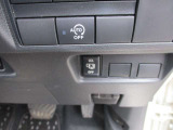 アイドリングストップ機能付です。特別な操作をしなくても、普段通りの運転をするだけで、エコドライブができる機能です。OFFボタンがありますので、必要に応じて使い分けてください。