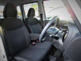 『ハイウェイスタ-』らしくスポ-ティ-な印象のブラック系インテリア。 前席にはSRSサイドエアバッグを備えています。