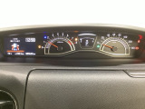 スピードメーターとタコメーターを大きく配した見やすいメーター部になっています。左側のインフォメーション画面でオドメーターや燃費などの情報を確認できます。