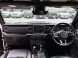 ステアリングを握ればJeepワールドが広がります。