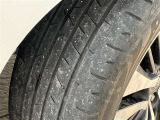 タイヤ残り溝もバッチリ!溝が少ないとスリップしたりブレーキ時の制動距離が長くなってしまいます。交換までまだまだ余裕があるのは経済的にも助かります。