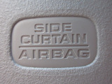 サイドカーテンエアバックシステムは、側面衝突時に大人から子供までさまざまな体格の乗員の頭部や頚部を広範囲で保護。特にセンターピラーへの頭部衝突を防ぐ展開性能を実現しています。