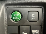 エンジンやエアコンなどを協調制御し燃費の向上に有効なECONスイッチ、車がカーブの外側へ膨らんだり内側へ巻き込んだりする挙動を防止し安定した走行をサポートする横滑り防止装置付きです!