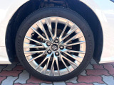 【純正18インチアルミホイール】外観にマッチした純正アルミホイールを装着しております。各種社外アルミホイールや、スタッドレスタイヤも取扱いしております。是非ご相談ください♪