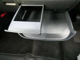 スライド式のドリンクホルダーが使い勝手良いです。ミニテーブルにもなりますよ♪