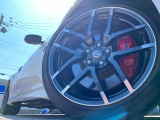 【グレード専用純正19インチRAYSアルミホイール】デザイン性の高いRAYSアルミホイールを装着しております。各種社外アルミホイールや、スタッドレスタイヤも取扱いしております。是非ご相談ください♪