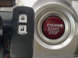【Hondaスマートキー】カバンやポケットに入れたままでもドアの施錠・解錠が可能なスマートキーを装備。エンジンのオン・オフ時もカギを取り出す必要が無いからとっても便利です♪