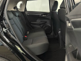 後部座席は足元が広々としていますので、ドライブ中も快適にお過ごしいただけます☆