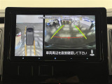 【マルチアラウンドモニター】自車周辺をぐるりと俯瞰できるカメラで危険を察知。上空からの映像で自動車や障害物の位置が詳細に確認できるので、狭い駐車場でも安心して駐車できますね。