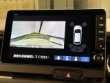 リバースギアに入れるだけで後方の表示へ切り替わります。夜間や雨の日の駐車も楽になりますよ。