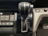 CVT車のセレクトレバーです。低速から高速まで、変速ショックのないスムーズな走りを実現するとともに、エンジン効率のよい領域を維持することで燃費にも貢献します。