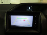 後方の見える安心をお届けするバックモニター付:バックするときのアシストラインもあって楽々バック!車庫入れや縦列駐車をサポートし、苦手な駐車も安心です!今やもう手放せない装備ですネ♪
