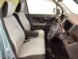 【前席】充分な広さを確保した、快適な前席!インテリアカラーも落ち着いたお色です♪センターアームレストも付いて、リラックスした姿勢で運転していただけます♪
