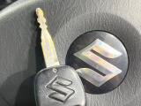 【キーレス】少し離れた場所からでもボタン一つでドアの開錠・施錠ができるのでとっても便利!ドアの鍵穴周りに傷をつけることもありません♪