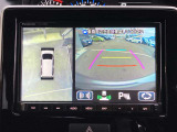 全方位モニターは4方のカメラで真上から車を見たようにモニターで確認ができる装備です。是非実際の車で体感してみてください。