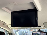 <11インチワイド後席モニター装備>前席のモニターではナビを使用中でも、後席モニターではDVDを再生できます!前席のパパとママは安全運転に集中、後席の子供たちは大好きなアニメで快適にドライブできますね♪