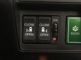 【両側パワースライドドア】両側がパワースライドドアになっており、運転席のスイッチやスマートキーでも開閉が可能です!開口部も広いので乗り降りも楽々♪