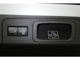 トランクフードの底部にパワーバックドアの開閉スイッチと全ドア施錠スイッチが付いてます。