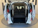 リアシートを倒すことでほぼフラットの状態となり、スペースを広く有効にご活用いただけます。2段ラックモードで上下の積み分けが出来、車中泊も可能な広さです!