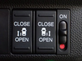運転席からもスライドドアをボタン操作でスピーディーに開閉できます!またスマートキーでも操作できるので便利です。
