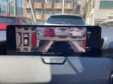 シースルービュー360&deg;ビューモニターでは、両サイドとフロント、バックカメラの合成で、あたかも上空から見下ろした様に周囲を確認して頂けます。駐車場だけでなく、T字路等でも活躍のアイテムです。