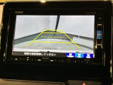 リバースギアに入れるだけで後方の表示へ切り替わります。夜間や雨の日の駐車も楽になりますよ。