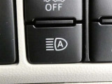 「オートHiビーム」のスイッチです。夜間走行時歩行者を発見しやすいHiビームが基本ですので、対向車や前方の車両を検知して自動で切替をしてくれます。