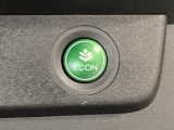 ECON モードをON にするとアクセルペダルの動きに対するエンジンの反応とエアコンの制御を切り換えることで、燃費のいい運転をするドライバーがペダルを踏んだ時と同じようにエンジンを制御します。