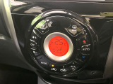 【オートエアコン】一度お好みの温度に設定すれば、車内の温度を検知し風量や温度を自動で調整。暑い&hellip;寒い&hellip;と何度もスイッチ操作をする必要はありません。快適な車内空間には必須の機能ですね♪