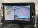 インテリジェントアラウンドビューモニター付きなので、上空から見下ろしているかのような画像ナビに表示します。ひと目で周囲の状況がわかるため、スムーズに駐車できます。