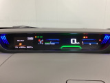 中央にデジタル表示のスピードメーターを配したハイブリット専用メーターになっています。左側のインフォメーション画面で燃費などの情報を確認できます。