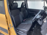 ベンチシートは、背もたれと座面が広く開放的です。また、助手席から運転席に移動がスムーズに行えます。