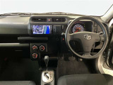 運転席周りのレイアウトをご覧ください。ナビゲーションが綺麗に装着されすっきり収まってますね!