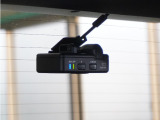 この車にはリアにもドライブレコーダーを装備しております◆映像・音声などを記録する自動車用の装置です。 もしもの事故の際の記録はもちろん、旅行の際の思い出としてドライブの映像を楽しむことができます。