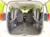 後席を格納すると、これだけの広さが!シーンに合わせたシートアレンジで、大きな荷物も積むことが出来ます♪