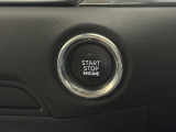 【プッシュスタート】スマートキーを持っているだけ、鍵を差し込むことなく、ボタンを押すだけでエンジン始動や停止を行うことができます。